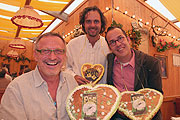 Konstantin Wecker, Christian Berg und Toni Bartl feierten im Winzerer Fähndl (Foto: MartiN Schmitz)